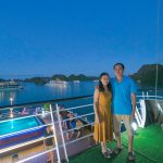 Halong La Casta Cruises ist eine hochwertige 5-Sterne-Kreuzfahrtlinie, die in der Halong-Bucht operiert- Lan Ha Mr..