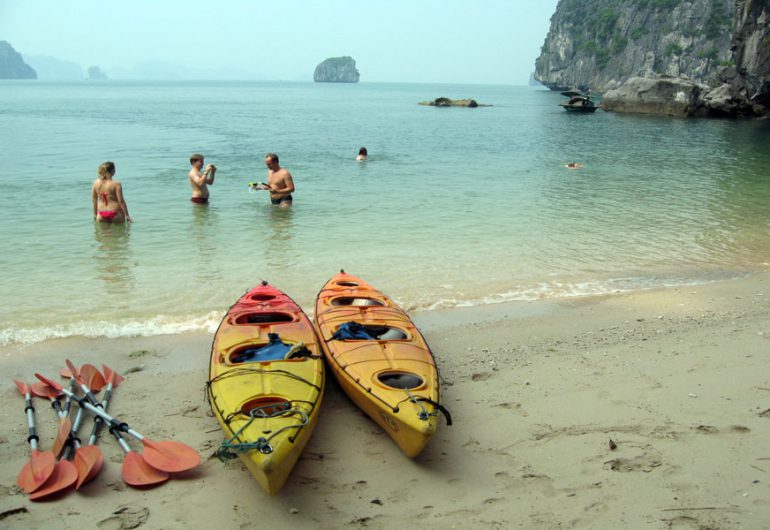 kayak- amira croisières halong-kayak