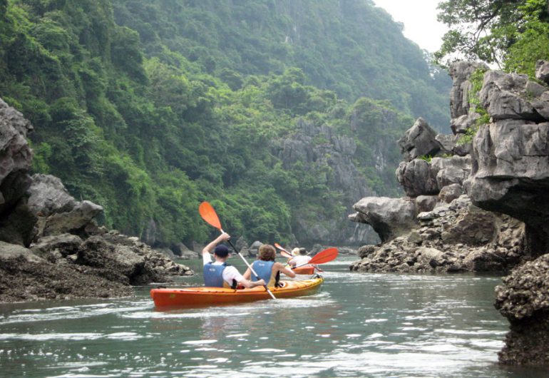 amira cruises halong-kayak