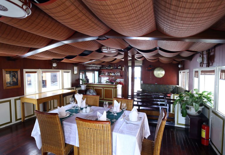 restaurant-petit croisière avec les dauphins blancs d'Halong