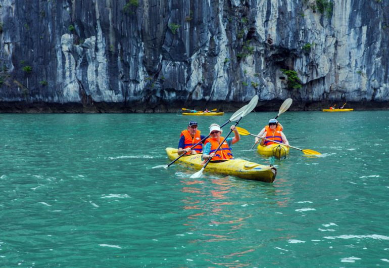 Pacchetti turistici per crociere in kayak-syrena nella baia di Halong in Vietnam