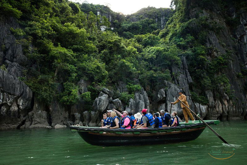 Rowing boat-Orchid Cruises Halong Bay- Pesiar Halong Mewah Teluk Lan Ha