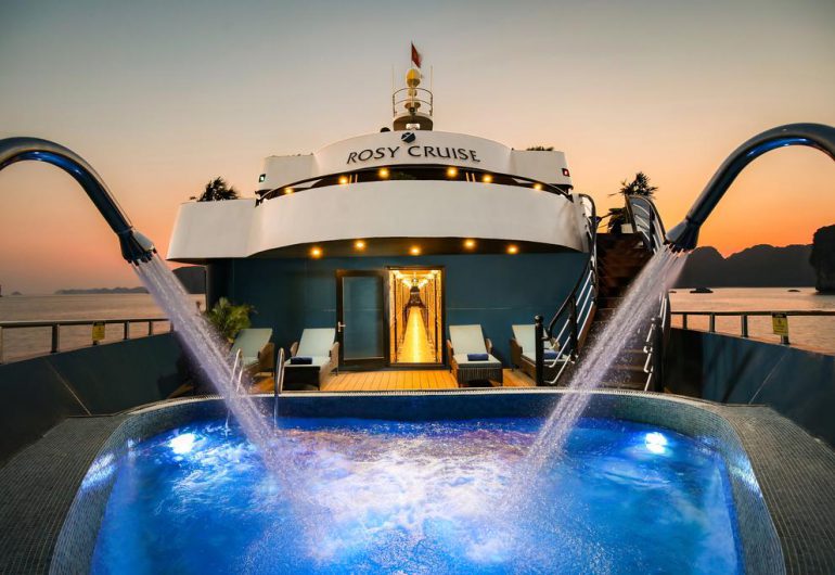 Rosy Cruise is een van de meest luxueuze 5-sterrencruises die beschikbaar zijn voor een bezoek aan Halong Bay en Lan Ha Bay