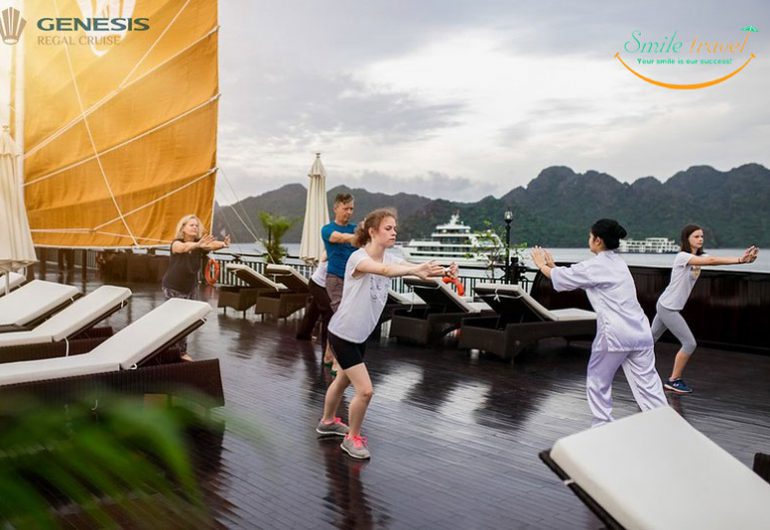 The Genesis Regal သည် Halong-Lan ha bay ရှိ အလွန်ကောင်းမွန်သော ဇိမ်ခံအပျော်စီးသင်္ဘောအသစ်စက်စက်ဖြစ်သည်။