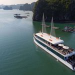 Halong JadeSails is een elite en unieke zeilboot ontworpen met het idee om een ​​luxe open ruimte te creëren.
