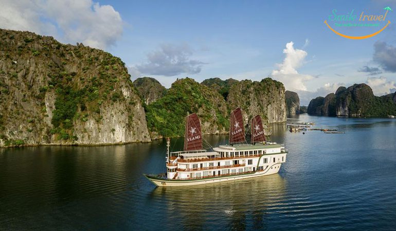 Heritage Line的Ylang是一艘尖端的船，航行在宏伟的Lan Ha湾遥远的角落.