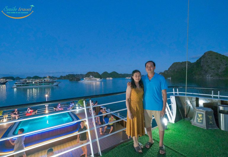 Halong La Casta Cruises ist eine hochwertige 5-Sterne-Kreuzfahrtlinie, die in der Halong-Bucht operiert- Lan Ha Mr..