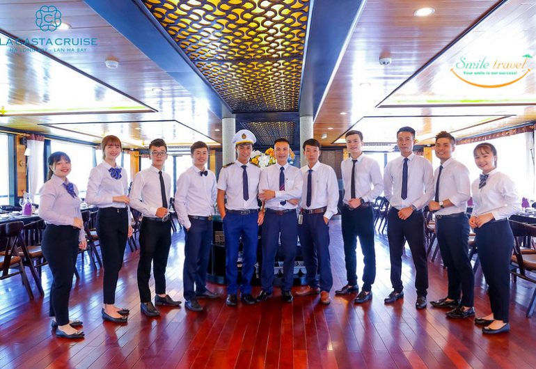 Halong La Casta Cruises는 하롱 베이에서 운영되는 고품질 5 성급 크루즈 라인입니다.- 란 하 베이.