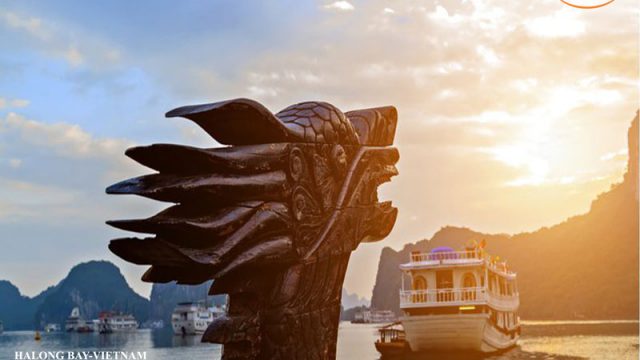 La baia di Halong è tra le destinazioni di prim'ordine in Vietnam per i turisti nazionali e stranieri con una fantastica miscela di bellezza naturale incontaminata e un'atmosfera effervescente della città.